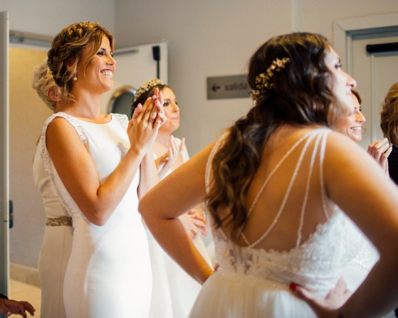 Novias desfilando con su traje de novia real.